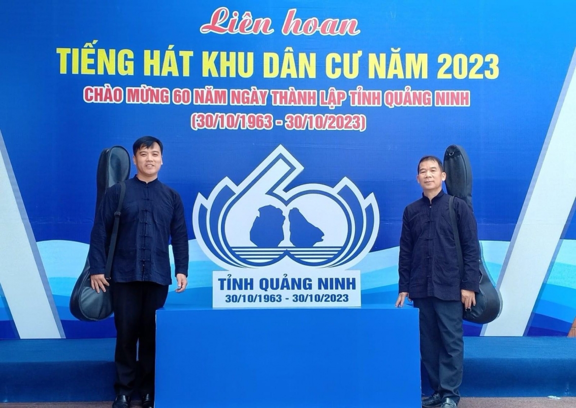 Anh Đặng Văn Sàu (bên phải) tham gia Liên hoan tiếng hát khu dân cư cấp tỉnh