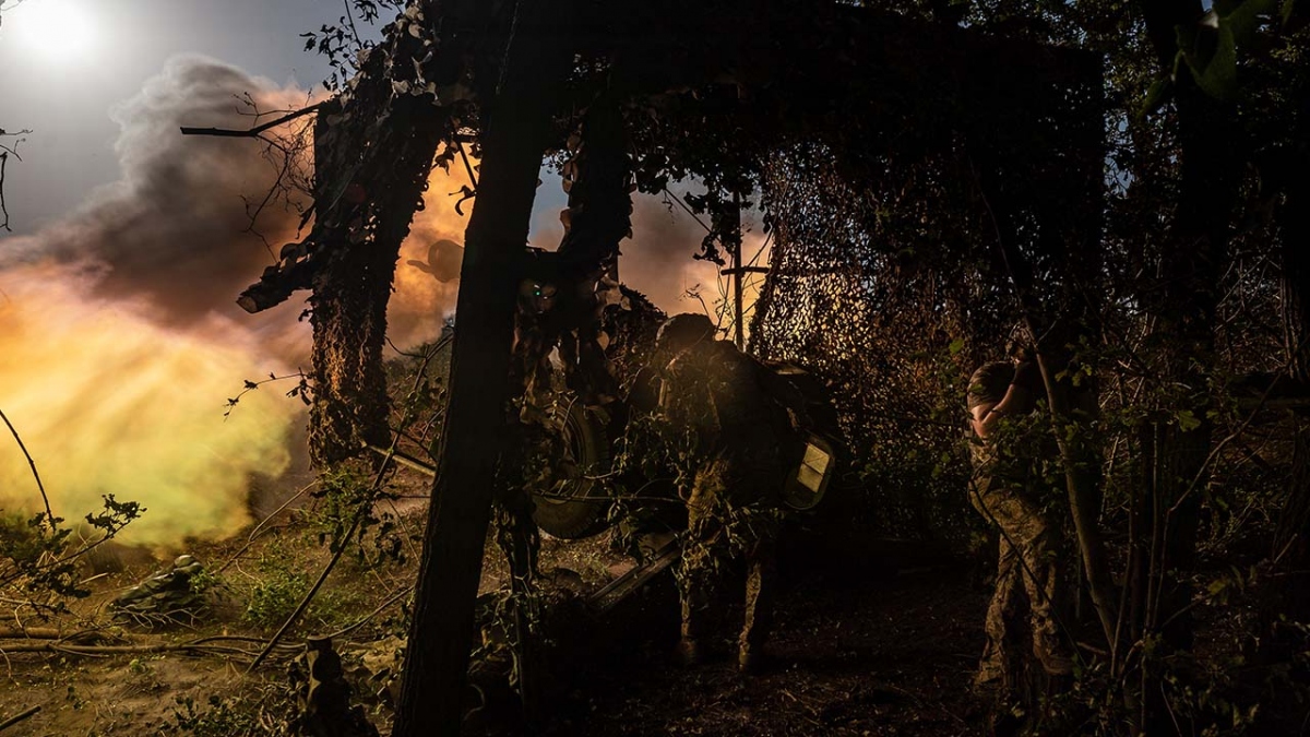 Binh sĩ Ukraine bắn pháo vào các vị trí của Nga trên tiền tuyến ở thành phố Avdiivka, tỉnh Donetsk, Ukraine ngày 27/7/2023. Ảnh: AP