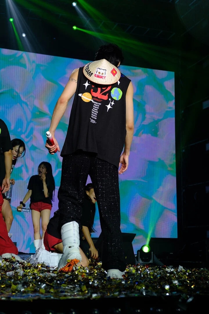 BamBam đội nón lá do fan tặng để biểu diễn.