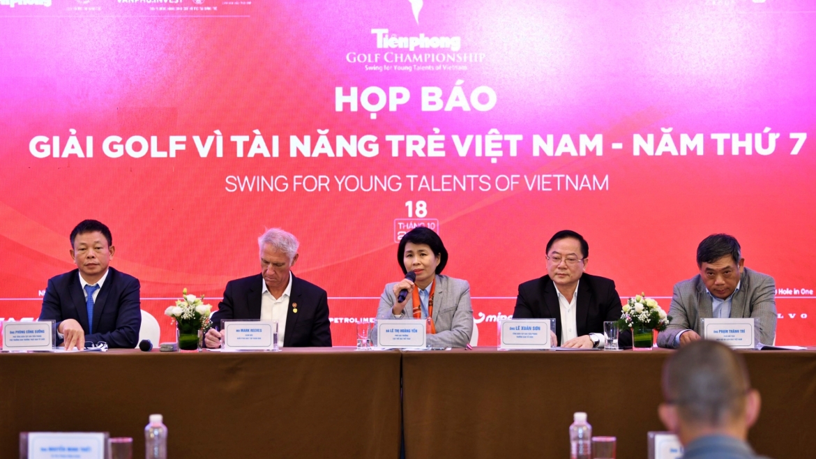 Đại diện Ban tổ chức trả lời phỏng vấn truyền thông.