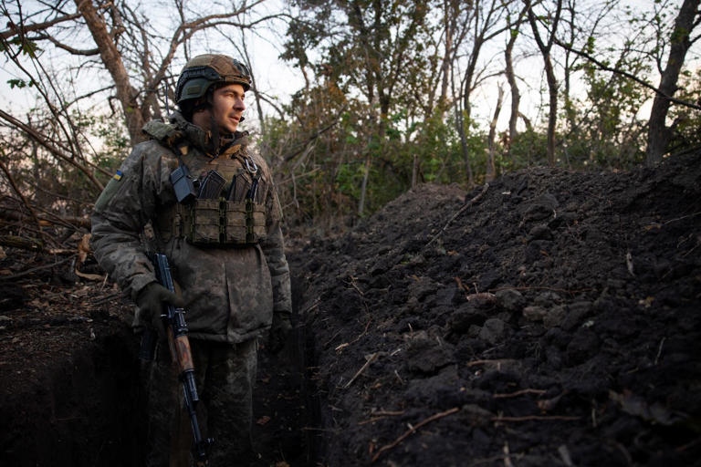 Binh sỹ Ukraine cầm súng trường đứng trên chiến hào. Ảnh: Getty