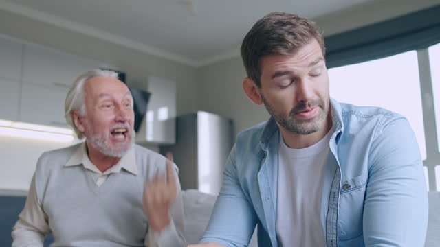 Bố chồng ở cùng chúng tôi không phải lo nghĩ gì nhưng vẫn nhất quyết đòi đi làm (Ảnh minh họa)