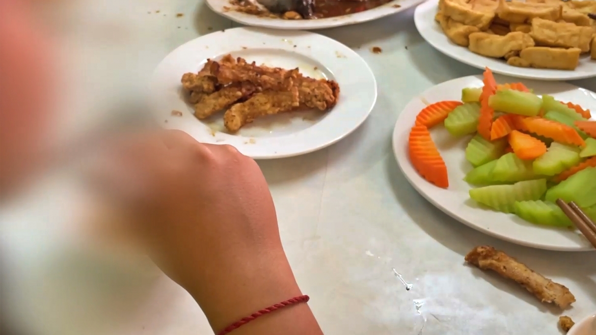 Cục TDTT vào cuộc sau khi tuyển thủ trẻ bóng bàn kêu... đói (Ảnh chụp từ video của báo Tiền Phong).