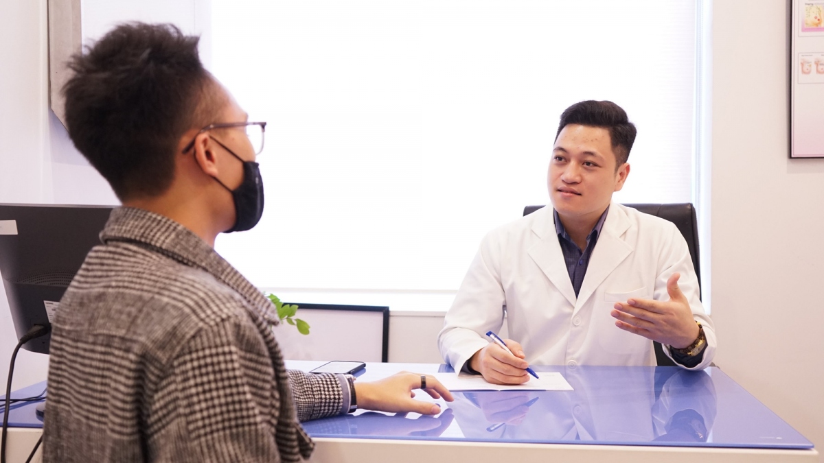 Bác sĩ Nguyễn Văn Đức tư vấn cho người bệnh. 