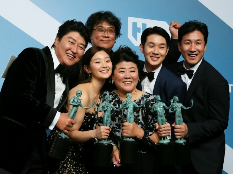 Lee Sun Kyun cùng đoàn phim "Ký sinh trùng"