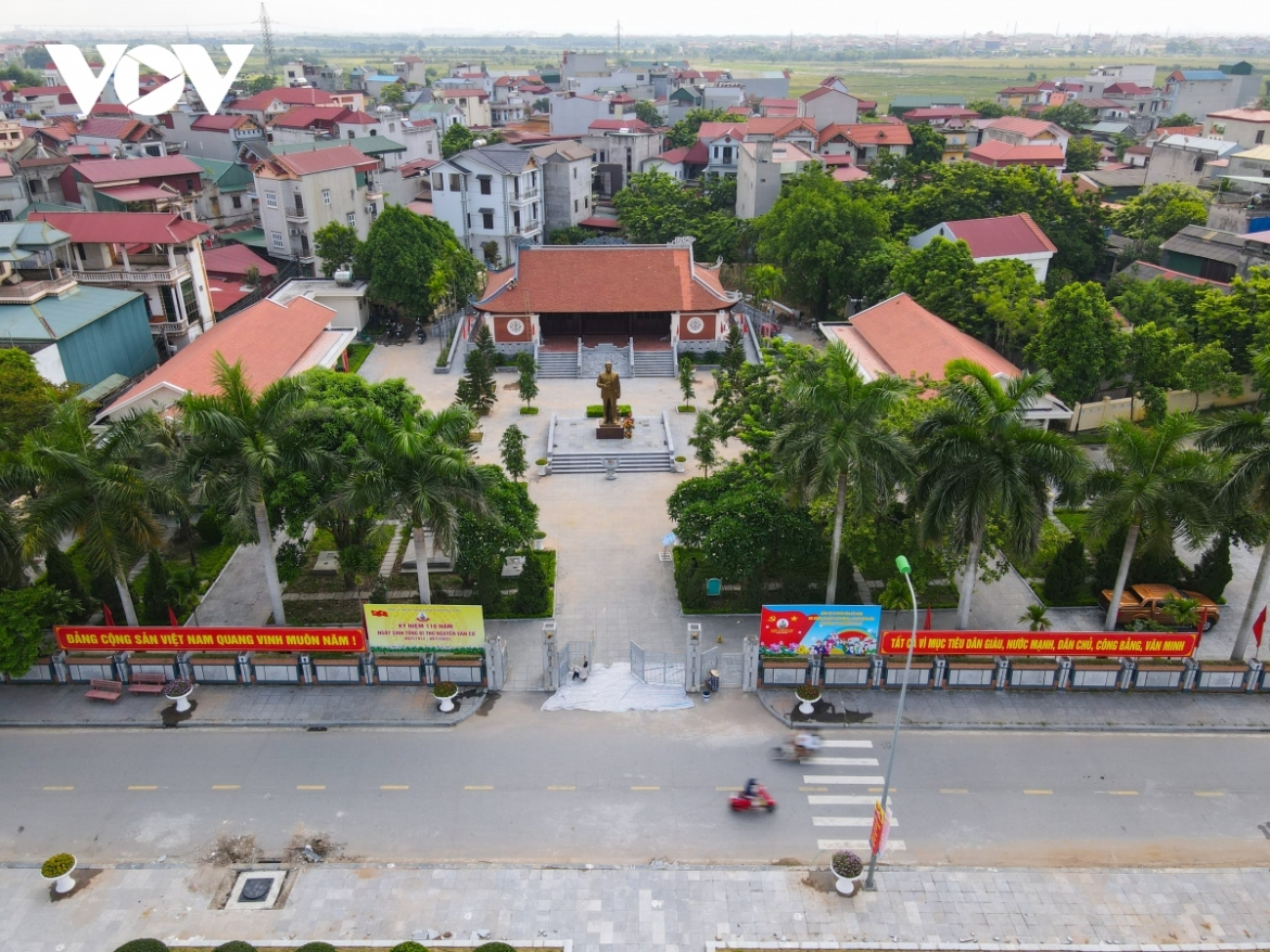 Khu lưu niệm Tổng Bí thư Nguyễn Văn Cừ được xây dựng trên khu đất rộng khoảng gần 5.000m2 của gia đình đồng chí Nguyễn Văn Cừ thuộc khu phố Phù Khê Thượng, phường Phù Khê. 