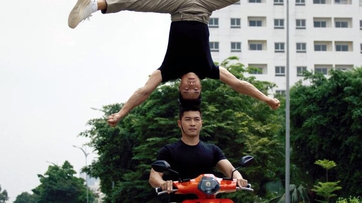 Hình ảnh 2 nghệ xiếc Quốc Cơ - Quốc Nghiệp không đội mũ bảo hiểm làm xiếc trong clip quảng cáo gây xôn xao dư luận