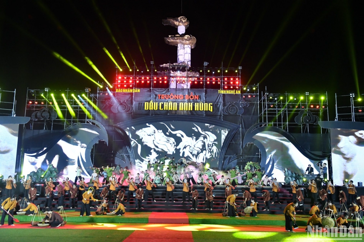 Chương trình nghệ thuật “Truông Bồn - Dấu chân anh hùng”. Ảnh: Nhân dân