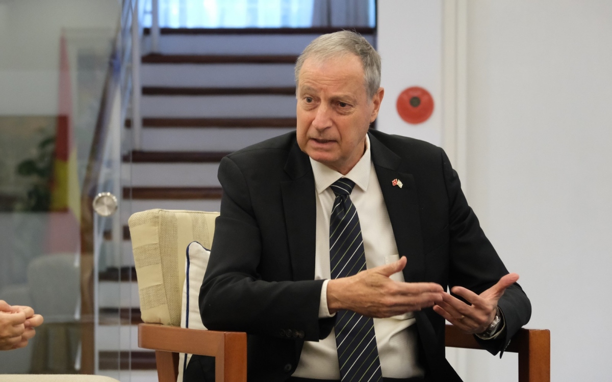 Đại sứ Israel tại Việt Nam Yaron Mayer (trong ảnh) có mặt tại buổi gặp gỡ báo chí cùng Phó Đại sứ Israel Tura và Tùy viên quốc phòng Israel Sagi (ảnh do Đại sứ quán Israel tại Việt Nam cung cấp).