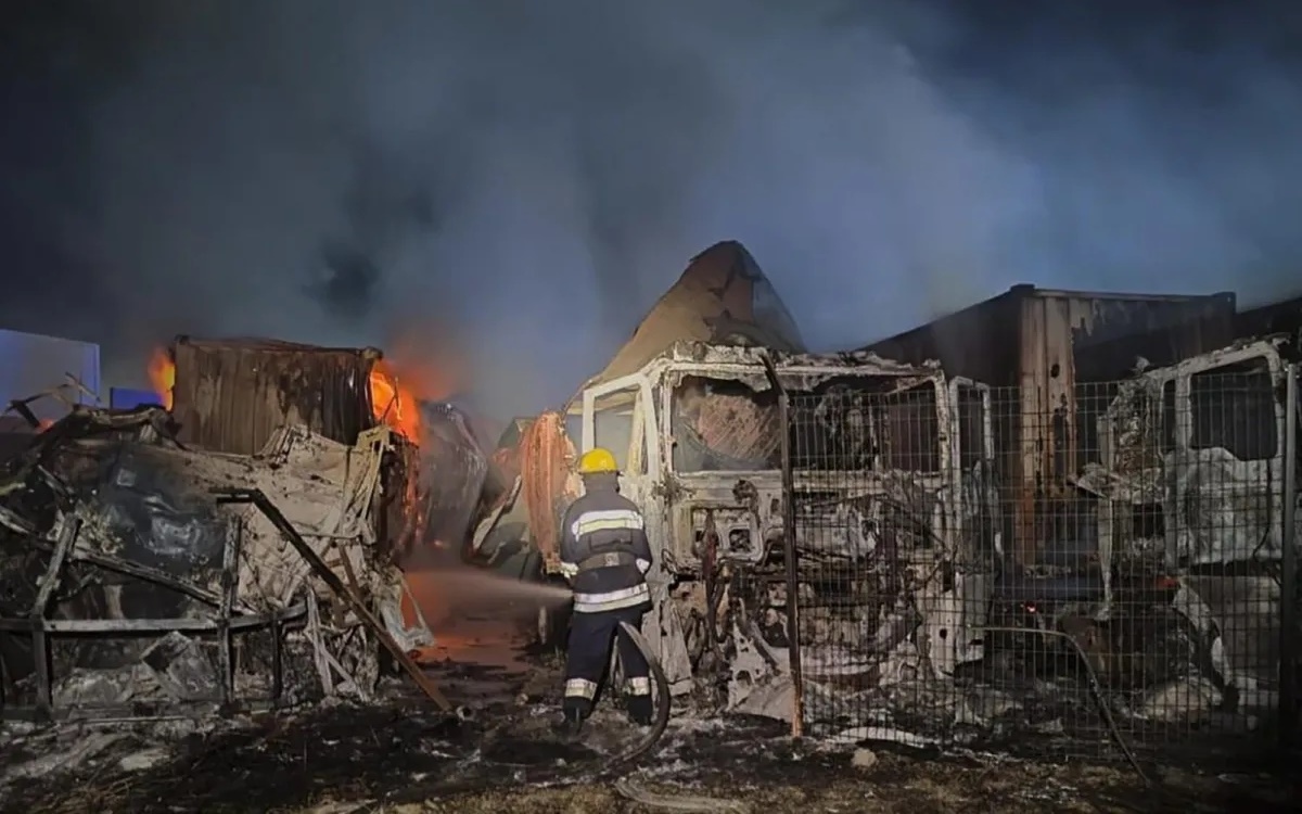 Lính cứu hỏa dập lửa tại hải cảng Odessa sau một cuộc tấn công của Nga. Ảnh: Chính quyền tỉnh Odessa.