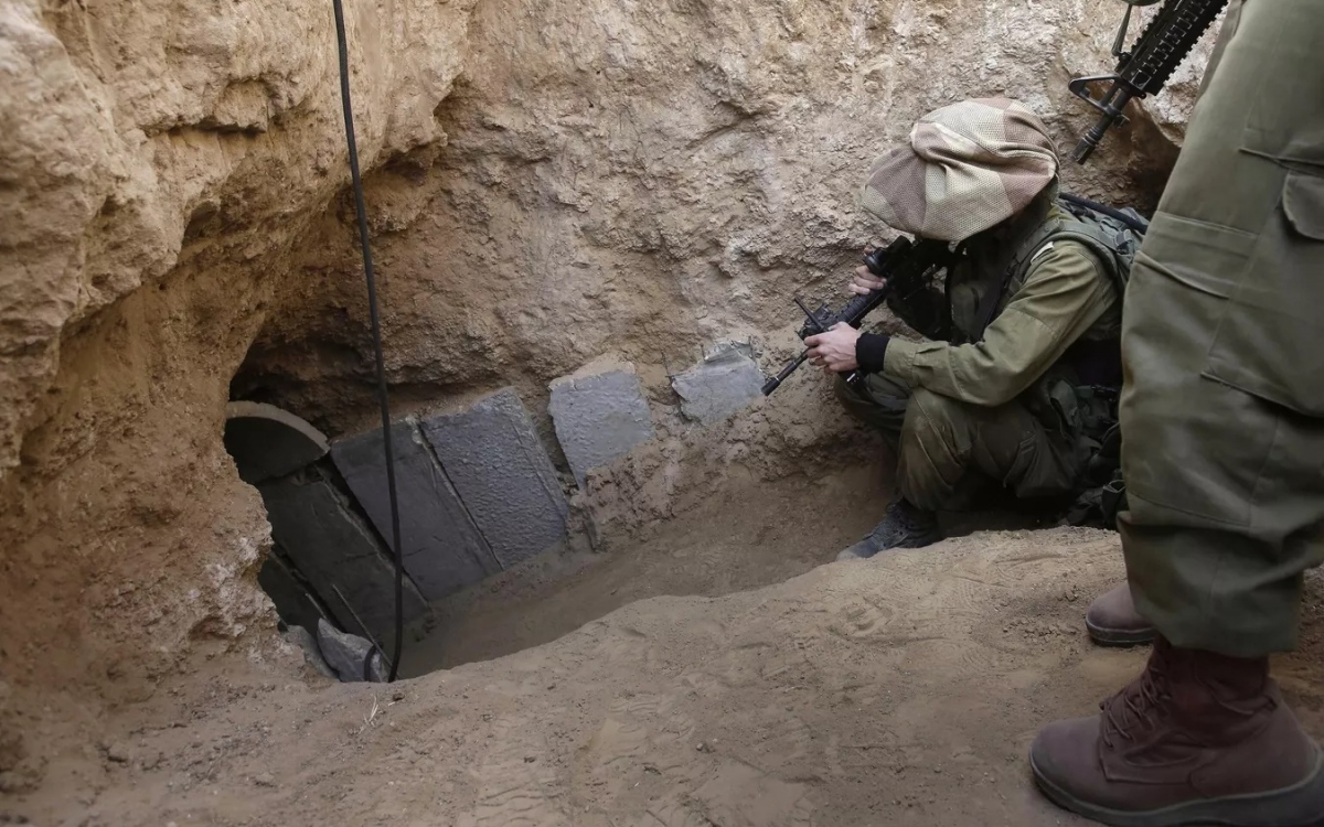 Lính Israel chuẩn bị chui vào một đường hầm gần biên giới Israel - Gaza hồi năm 2013. Ảnh: AP.