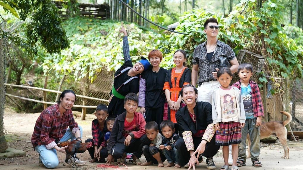 Nam diễn viên trẻ chụp ảnh hậu trường cùng ê-kíp phim "Cuộc chiến không giới tuyến" (Ảnh: Facebook nhân vật).