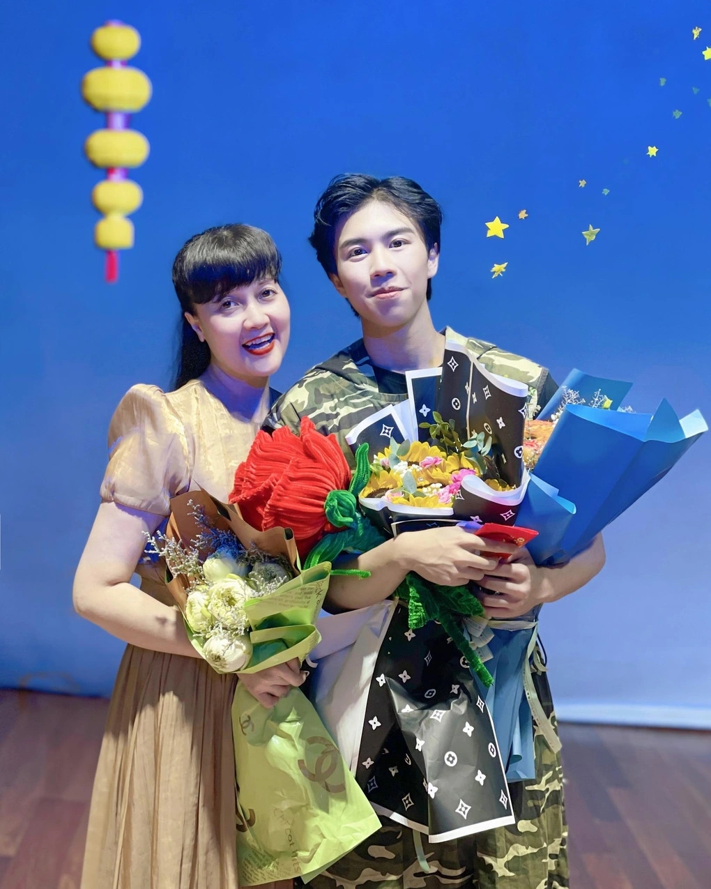 Nam diễn viên trẻ chụp ảnh cùng mẹ, nghệ sĩ Vân Dung (Ảnh: Facebook nhân vật).