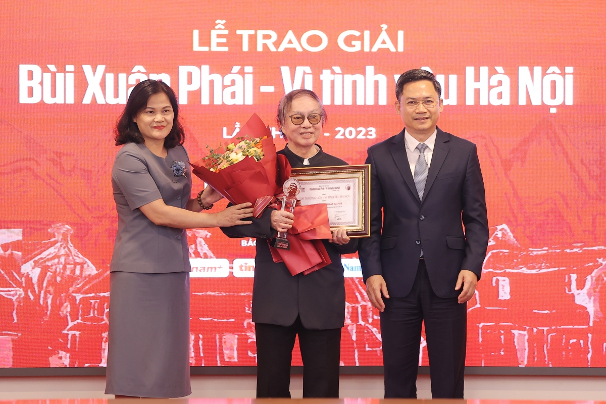 NSND Đặng Nhật Minh nhận Giải thưởng Lớn Bùi Xuân Phái - Vì tình yêu Hà Nội 2023