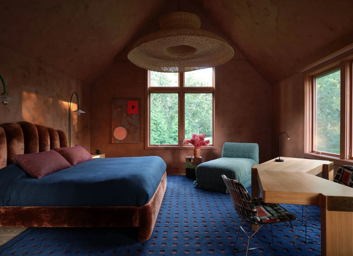 Phối màu tương phản: Phòng ngủ hiện đại Sag Harbor (Mỹ) hoàn toàn tập trung vào kết cấu. Khung giường bằng nhung mang đến sự tương phản độc đáo với những bức tường thạch cao và chiếc đèn treo bằng dây liễu dệt. Không gian này cho thấy cách phối màu có thể hữu ích như thế nào trong việc bố trí các món đồ nội thất, khi sắc xanh của chăn lông vũ, thảm và ghế cân bằng với tông màu đất nung ở những nơi khác trong căn phòng.