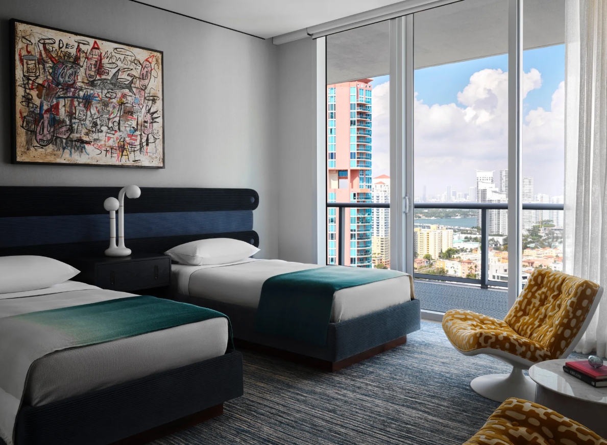 Thiết kế giường đôi: Thiết kế của thập niên 60 và 70 có thể là sự lựa chọn tuyệt vời cho phòng ngủ trẻ em. Sử dụng màu sắc tối cho căn phòng vừa khiến việc lau chùi dễ dàng hơn, vừa khiến không gian trở nên dễ chịu hơn, rất thích hợp để nghỉ ngơi. 