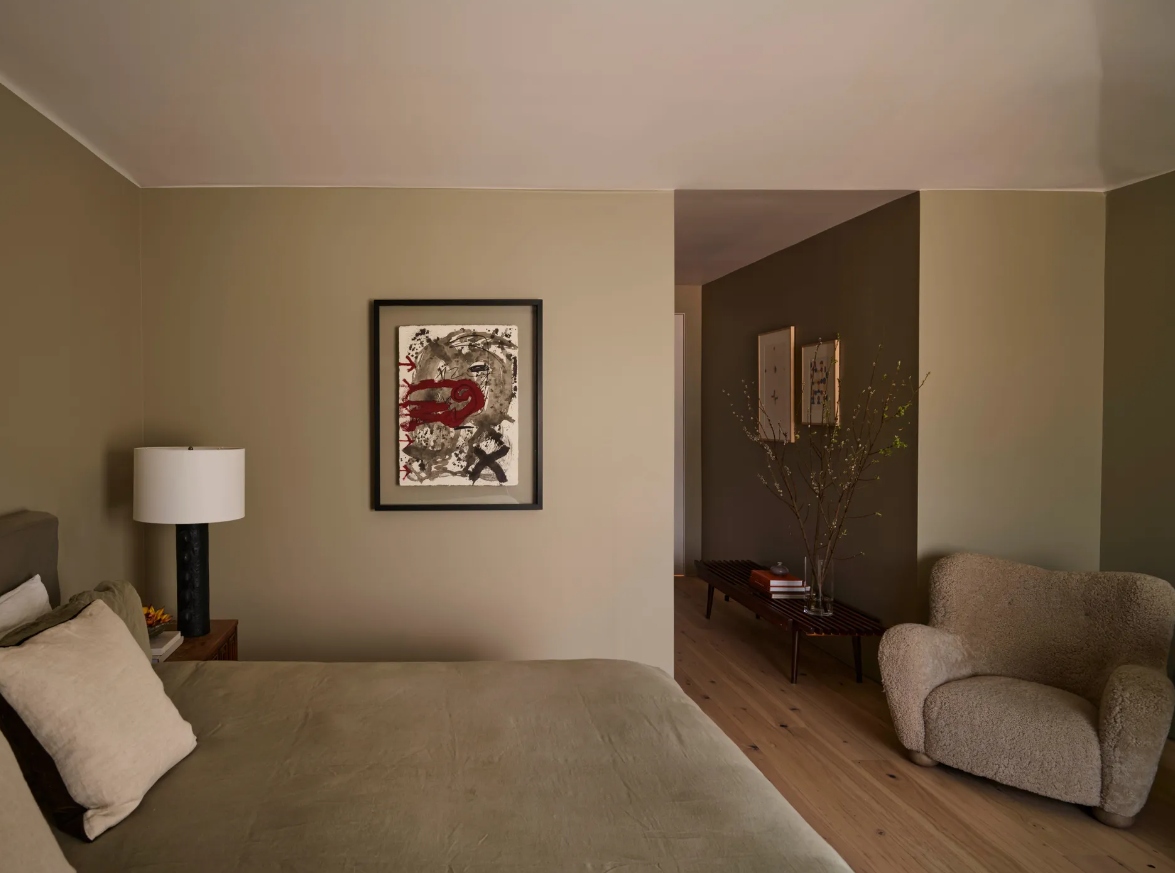 Sử dụng các gam màu trung tính: Tọa lạc tại Santa Monica, California sầm uất, phòng ngủ hiện đại này là một ốc đảo yên bình. Khung giường, đèn bàn, ghế dài, màu tường và hàng dệt đều nằm trong bảng màu trung tính, ưu tiên sự thư giãn. 