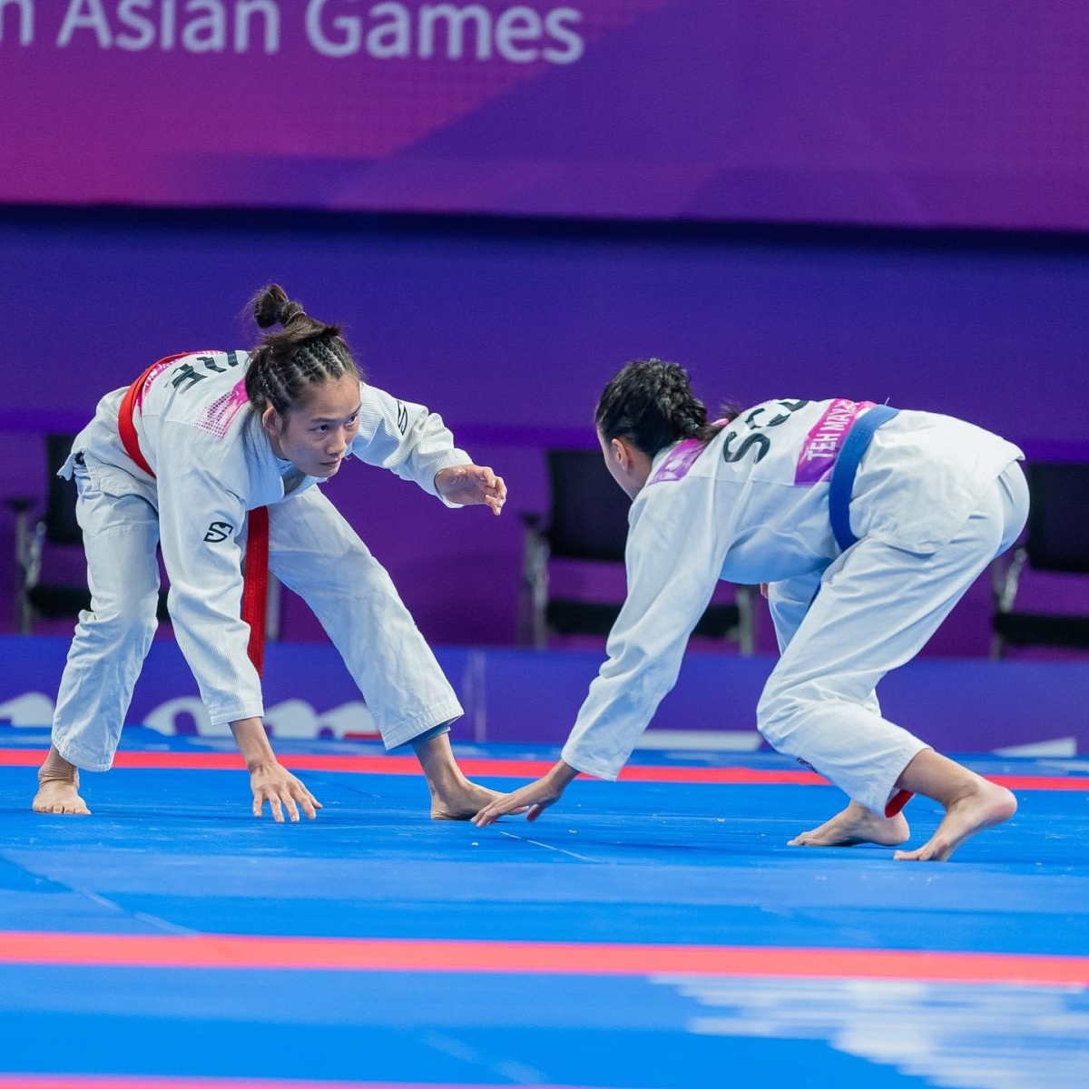 VĐV Phùng Thị Huệ (trái) giành huy chương đầu tiên cho Thể thao Việt Nam ngày 5/10 ở ASIAD 19.
(Ảnh: Đoàn TTVN). 