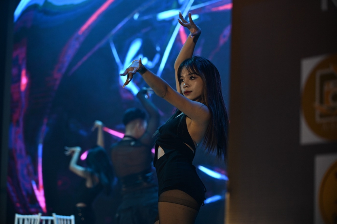 Tiết mục nhảy sexy dance nhận được sự cổ vũ lớn từ khán giả.