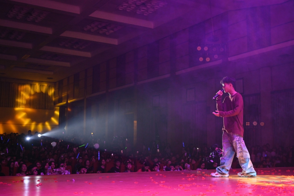 Ronboogz “đốn tim” khán giả với màn trình diễn “Don’t côi”.