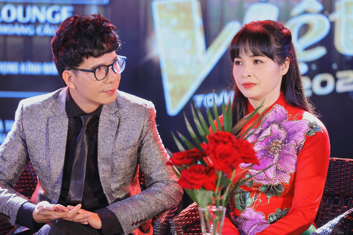 Ca sĩ Hồ Quang Tám và Trang Nhung