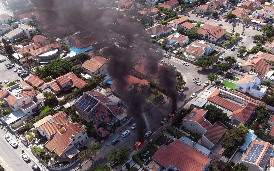 Một thành phố miền Nam Israel bị Hamas tấn công bằng rocket vào tháng 10/2023. Ảnh: Reuters.