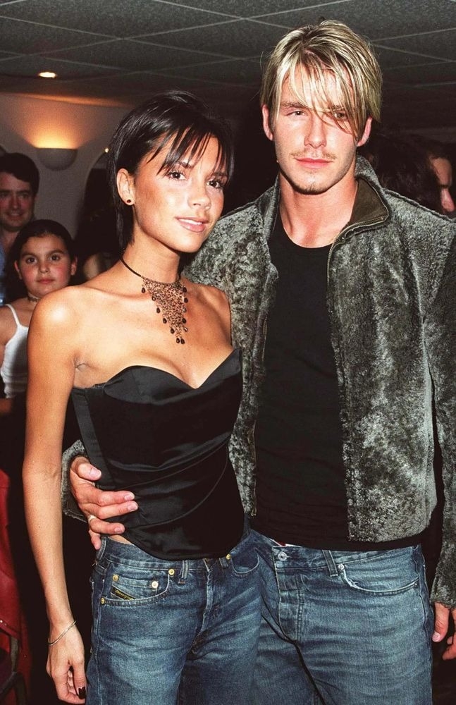 David và Victoria Beckham lần đầu gặp nhau trong bữa tiệc sau trận đấu của đội Manchester United. Họ tổ chức lễ cưới hoành tráng tại lâu đài Luttrellstown, ngay bên ngoài Dublin hồi năm 1999, sau khi David vừa giành chiến thắng cùng đội bóng Manchester United. Victoria khi ấy là thành viên nhóm nhạc đình đám Spice Girls. 