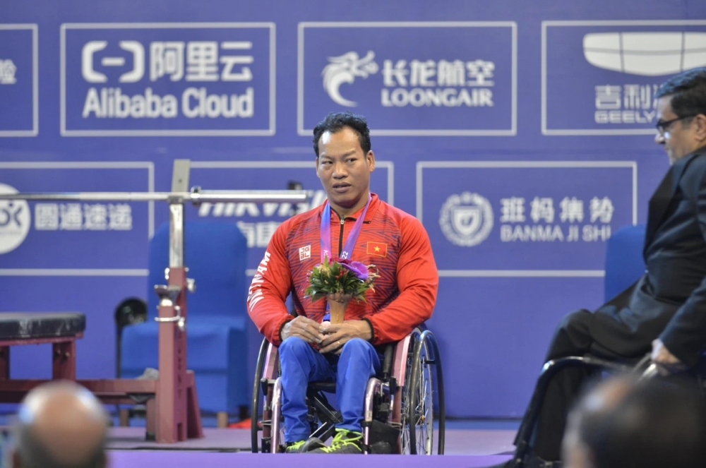 Lực sĩ cử tạ Lê Văn Công giành HCĐ hạng cân 49kg nam tại Asian Para Games 2023. (Ảnh: Thái Dương/Đoàn Thể thao người khuyết tật Việt Nam).