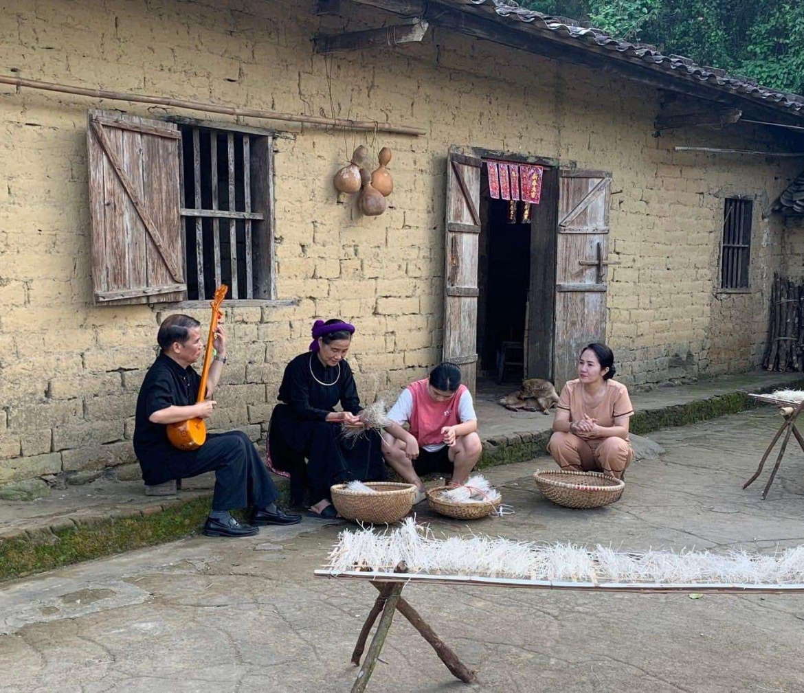Một cảnh trong phim "Bình Minh đang lên" với vai diễn ông Liên.