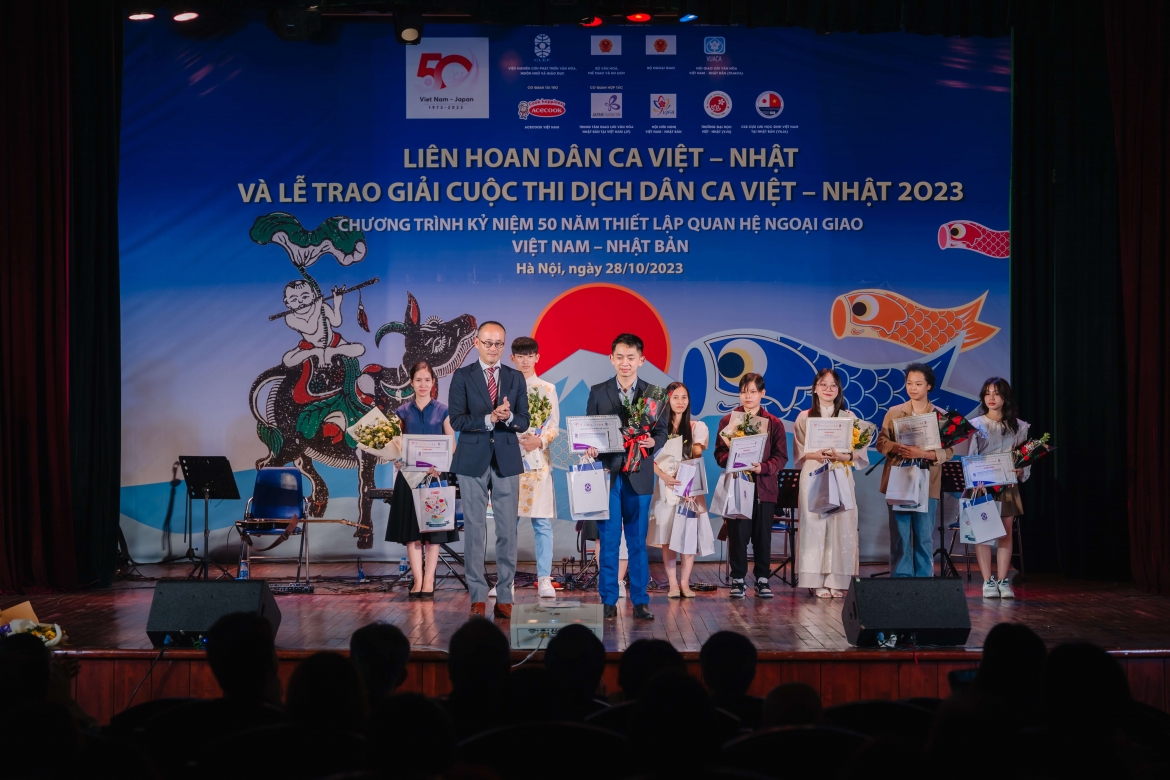 Bạn Đỗ Thế Duyệt (sinh năm 1999, cựu sinh viên khoa tiếng Nhật, Đại học Hà Nội) đạt giải Nhất hạng mục dịch bài dân ca Việt Nam "Bèo dạt mây trôi".