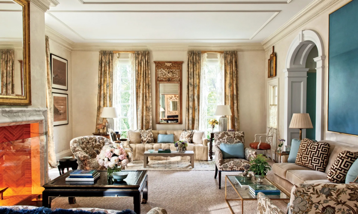 Kết hợp những tông màu nóng và màu lạnh với nhau: Trong phòng khách của ngôi nhà được trang trí theo phong cách Miles Redd ở California này, hai sắc nóng và lạnh đối lập được kết hợp hai hòa ở hai phía của căn phòng. Ngoài ra, những tấm thảm và bức tường màu ghi cũng góp phần trung hòa màu săc cho căn phòng.