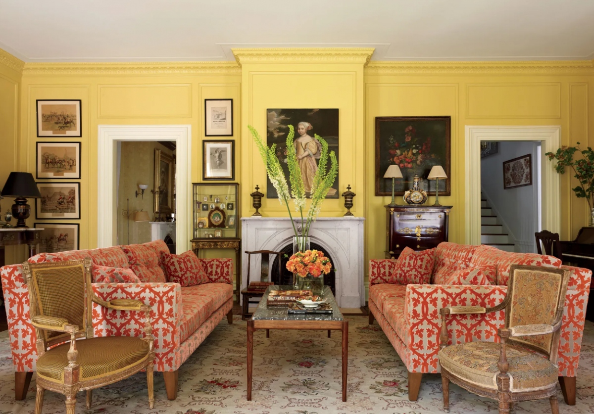 Sử dụng màu vàng làm chủ đạo: Trong phòng khách màu vàng bơ của ngôi nhà mang phong cách cổ điển, những chiếc ghế sofa phủ nhung kết hợp hoàn hảo với bàn uống nước thời Louis XVI vào khoảng những năm 1920. Màu vàng mù tạt cũng giúp cho căn phòng trông sạch sẽ và sáng sủa hơn nhiều.