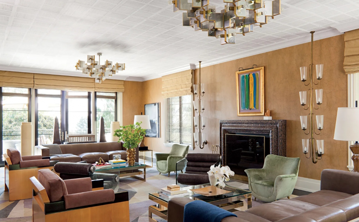 Hãy thử thêm màu nâu sẫm cho căn phòng: Những chiếc ghế sofa bọc da màu nâu sẫm góp phần trung hòa và kết nối những sắc màu bên trong căn phòng như vàng đậm, xanh lá, xanh dương và trắng. Ngoài ra, sử dụng ghế sofa sẫm màu cũng giúp căn phòng trông sạch sẽ hơn nhiều.