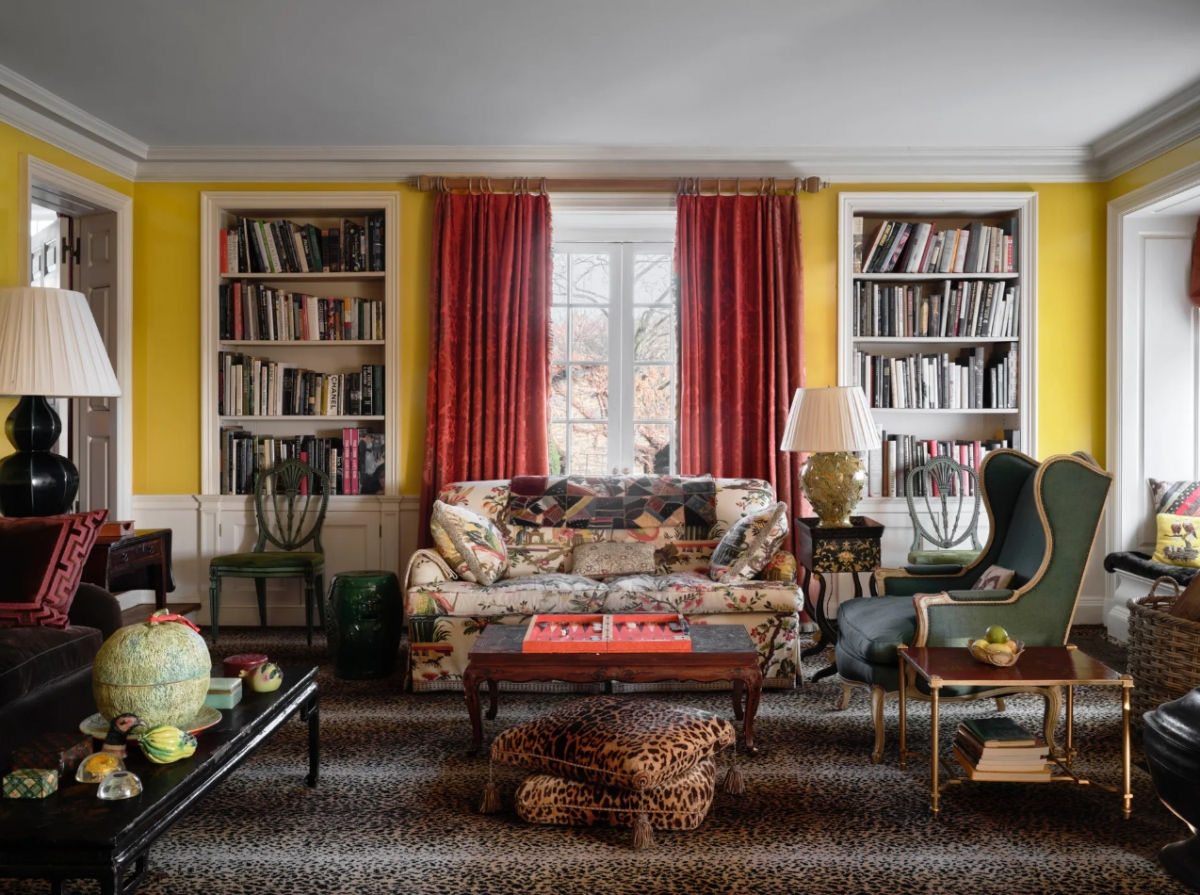 Thêm họa tiết da báo cho căn phòng: Nếu bạn là một người đam mê họa tiết da báo, đừng ngần ngại khi trang trí phòng khách bằng một tấm thảm da báo. Màu sắc của tấm thảm kết hợp hoàn hảo với màu vàng mù tạt của bức tường và rèm cửa màu đỏ mâm xôi.