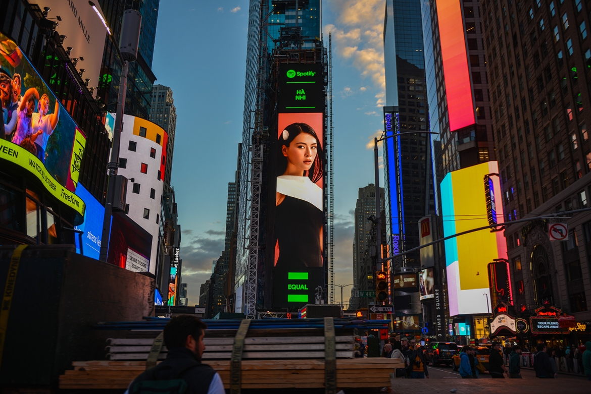 Hà Nhi trở thành nữ nghệ sĩ Việt Nam tiếp theo xuất hiện trên tấm billboard nổi bật nhất của Quảng trường Thời Đại