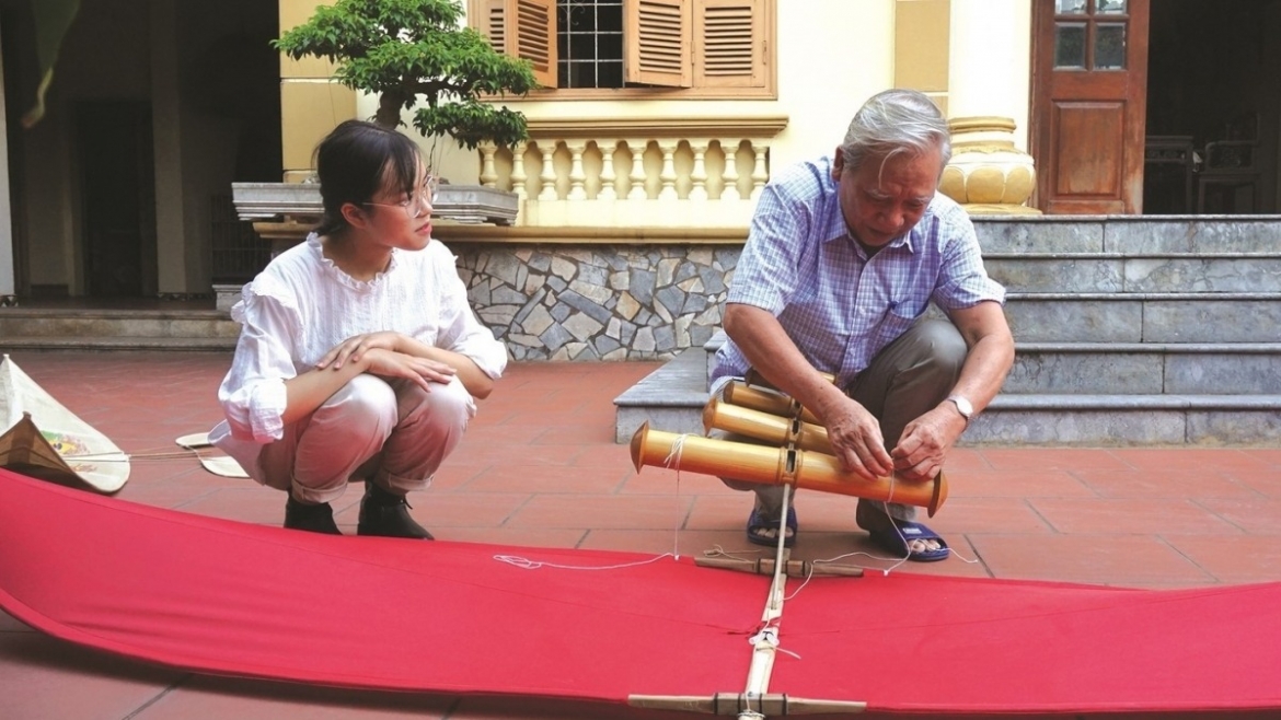 Khi có các đoàn khách đến thăm nhà, Nghệ Nhân Nhân dân Nguyễn Hữu Kiêm luôn vui vẻ hướng dẫn tỉ mỉ kỹ thuật làm sáo diều.