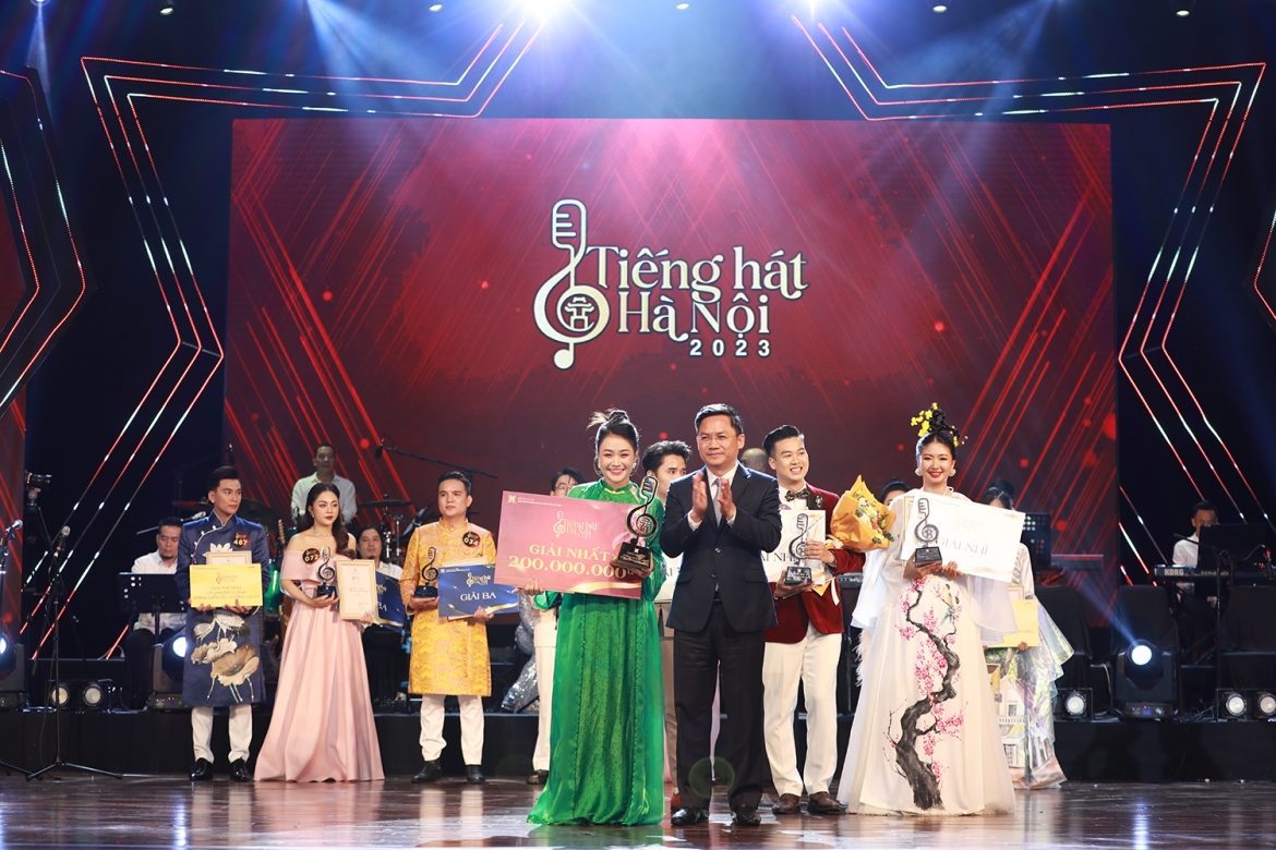 Trần Thị Vân Anh đã giành giải Nhất cuộc thi “Tiếng hát Hà Nội” do Đài Phát thanh và Truyền hình Hà Nội tổ chức vào tối 28/10 tại Cung Văn hóa lao động hữu nghị Việt Xô (Hà Nội).