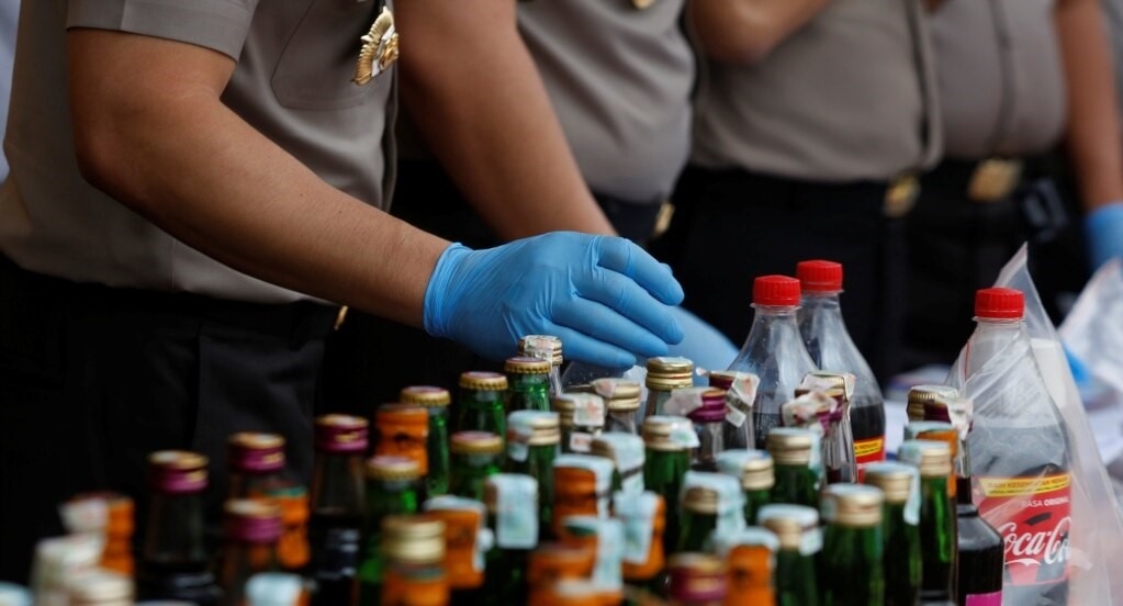 Rượu lậu, giả gây nhiều vụ ngộ độc tại Indonesia. (Ảnh: Reuters)