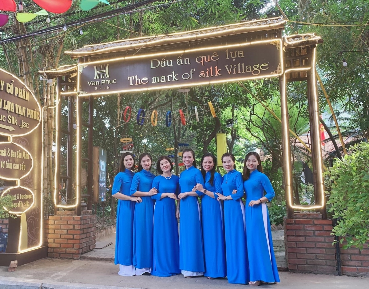 Dù chưa đến ngày khai mạc nhưng rất đông người dân và du khách đã đến chụp ảnh "check-in" tại làng lụa Vạn Phúc