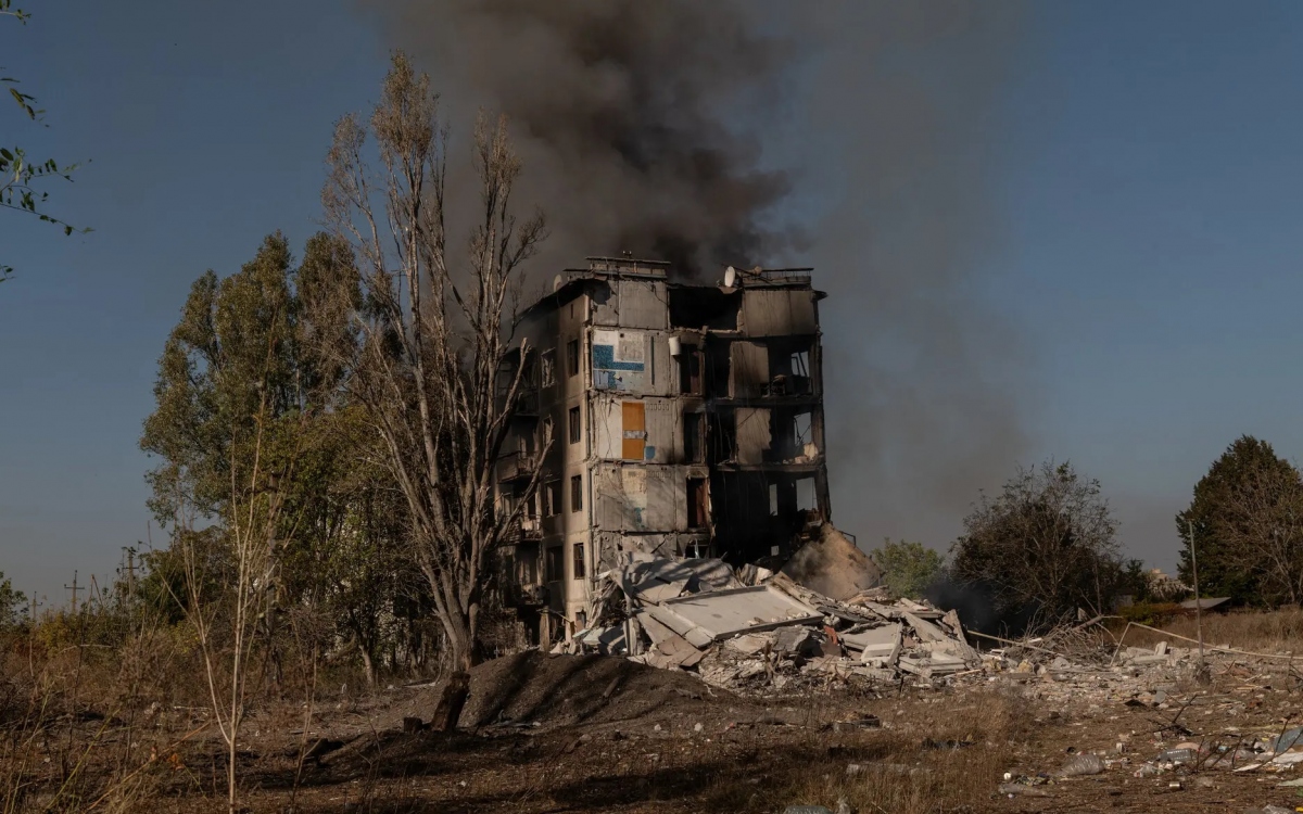 Tòa nhà hư hại, bốc khói do giao chiến ở Avdiivka trong xung đột Nga - Ukraine. Ảnh: Nytimes.