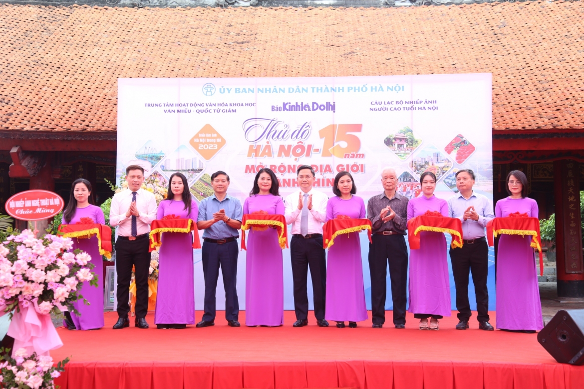 Lãnh đạo Thành phố Hà Nội cùng các thành viên Ban tổ chức cắt băng khai mạc triển lãm ảnh "Hà Nội trong tôi" lần thứ 18 năm 2023.