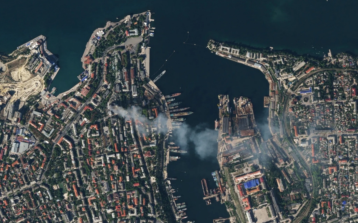 Trụ sở Hạm đội Biển Đen sau khi bị tấn công ở Sevastopol, Crimea. Ảnh vệ tinh: Planet Labs PBC.