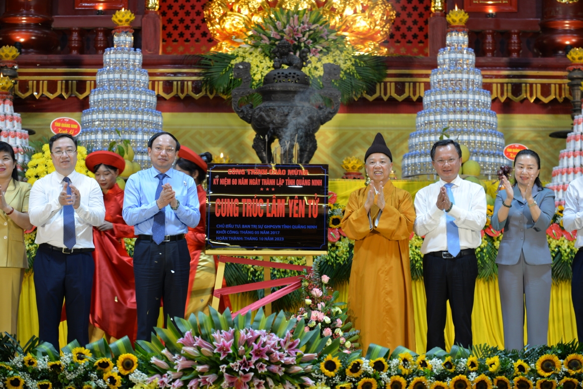 Ông Nguyễn Xuân Ký, Ủy viên BCH Trung ương Đảng, Bí thư, Chủ tịch HĐND tỉnh Quảng Ninh cùng các đại biểu gắn biển công trình