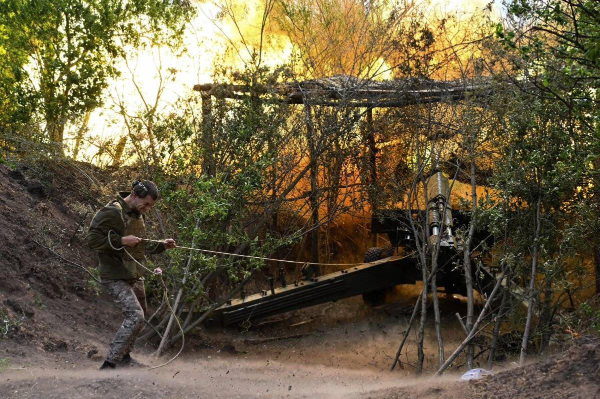 Binh sỹ Ukraine bắn pháo gần Avdiivka. Ảnh: AFP