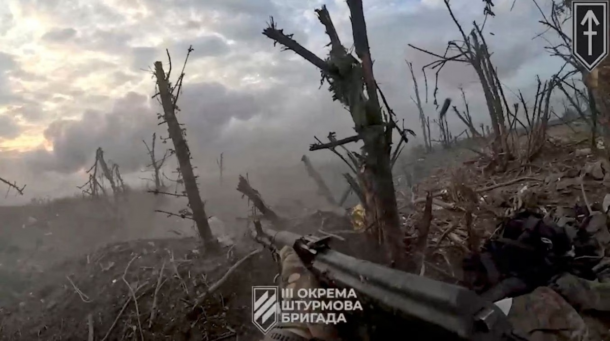 Binh sỹ Ukraine bắn súng từ chiến hào trong trận đánh tại Andriivka, vùng Donetsk, Ukraine, ngày 17/9. Ảnh: Cơ quan báo chí của Lực lượng vũ trang Ukraine.