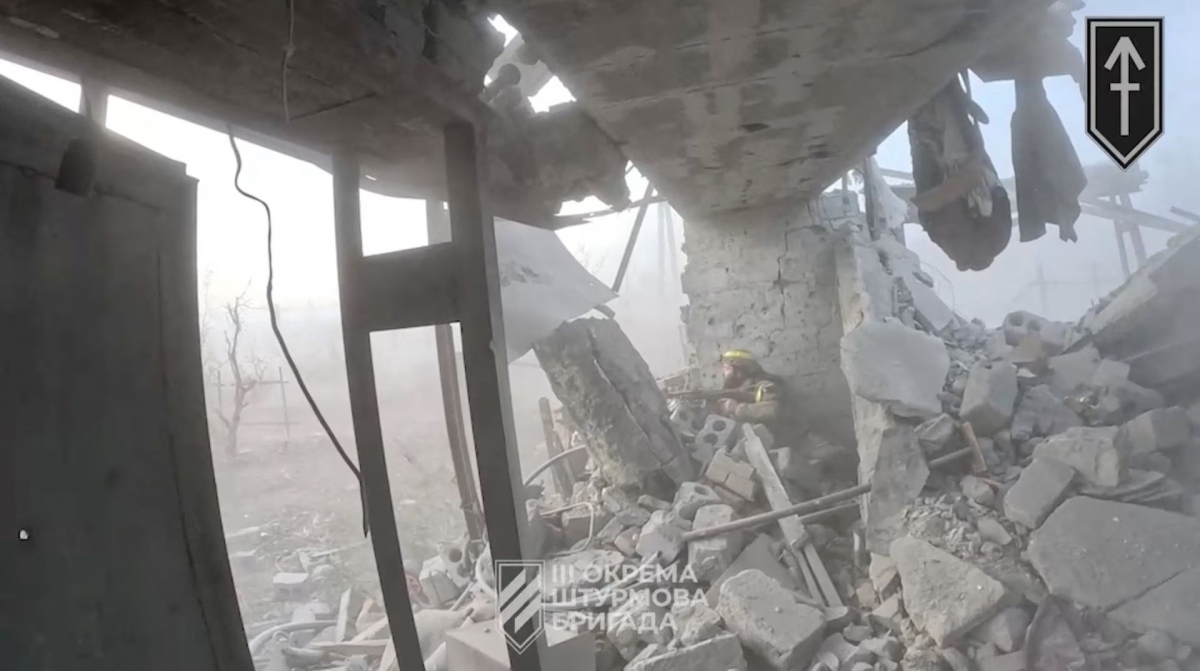 Binh sỹ Ukraine ẩn nấp trong một tòa nhà đổ nát ở Andriivka. Ảnh: Cơ quan báo chí của Lực lượng vũ trang Ukraine.