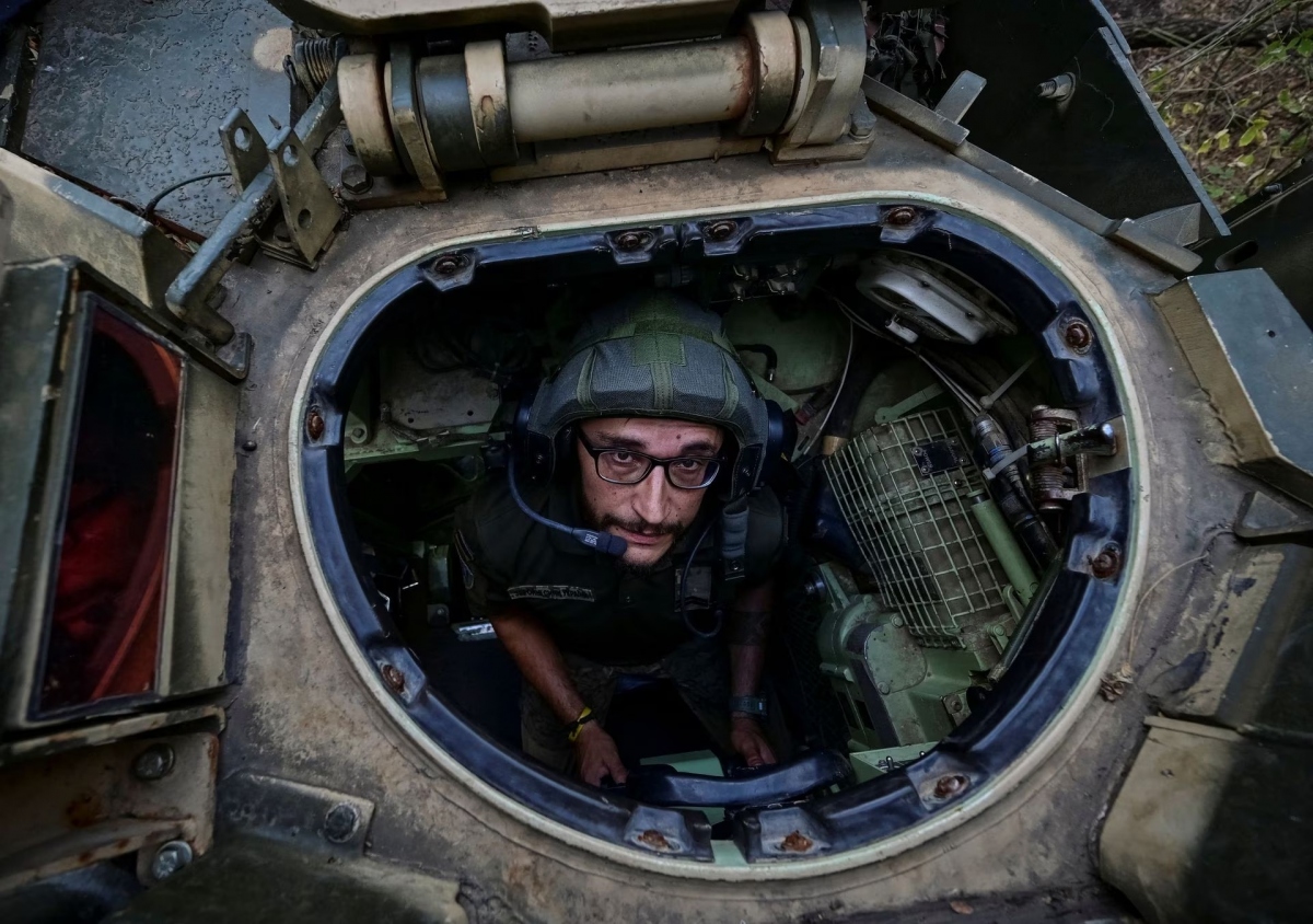 Một quân nhân Ukraine thuộc Lữ đoàn cơ giới số 47 Magura đang kiểm tra xe chiến đấu bộ binh M2 Bradley để chuẩn bị cho hoạt động chiến đấu tại vị trí gần tiền tuyến ở vùng Zaporizhzhia, Ukraine, ngày 6/9. Ảnh: Reuters.