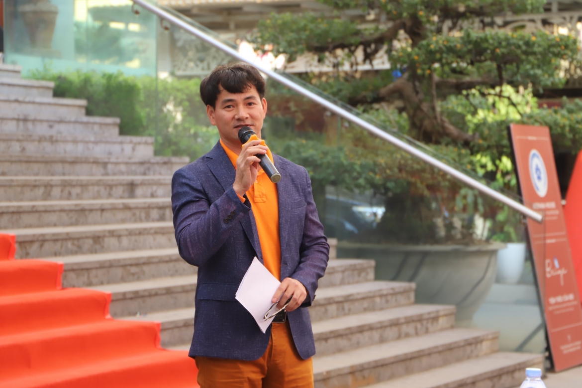 NSƯT Xuân Bắc làm MC không thù lao để ủng hộ chương trình.