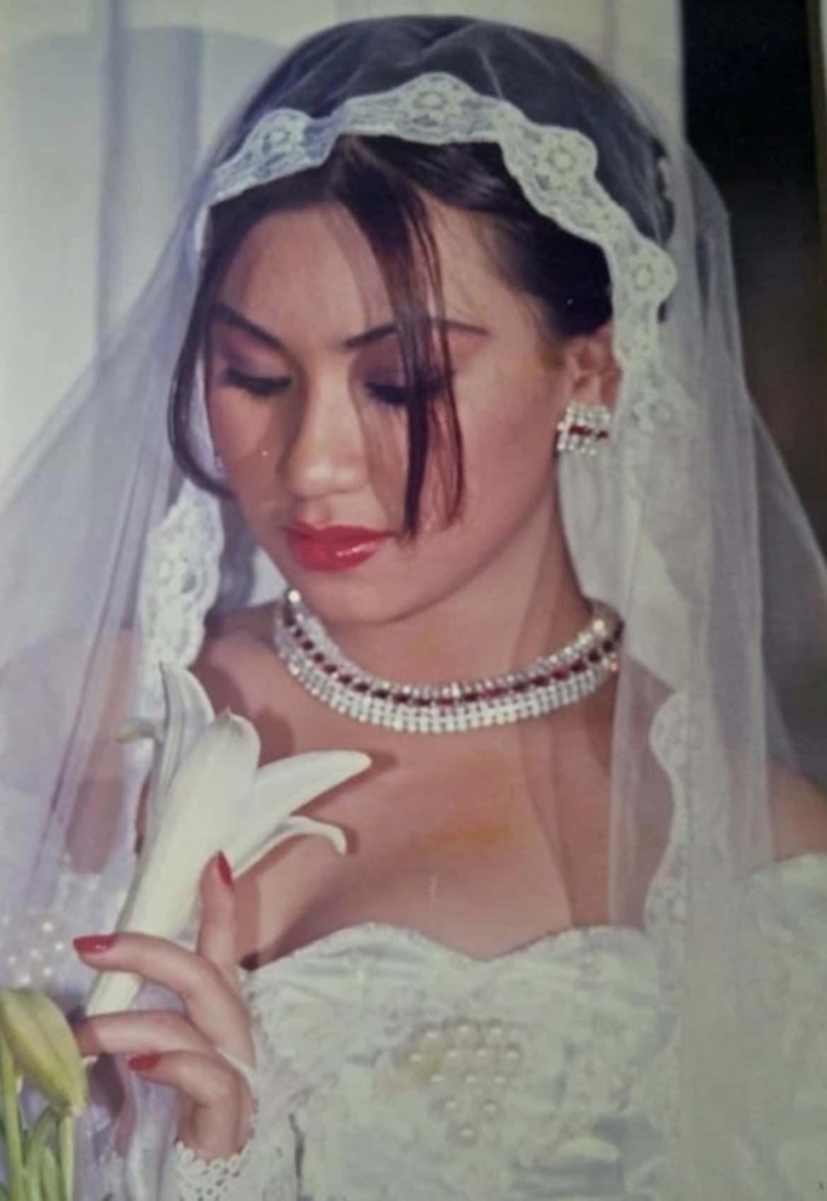 Trong loạt ảnh được đăng tải, Y Phụng khoe nhan sắc quyến rũ, tràn đầy sức sống,