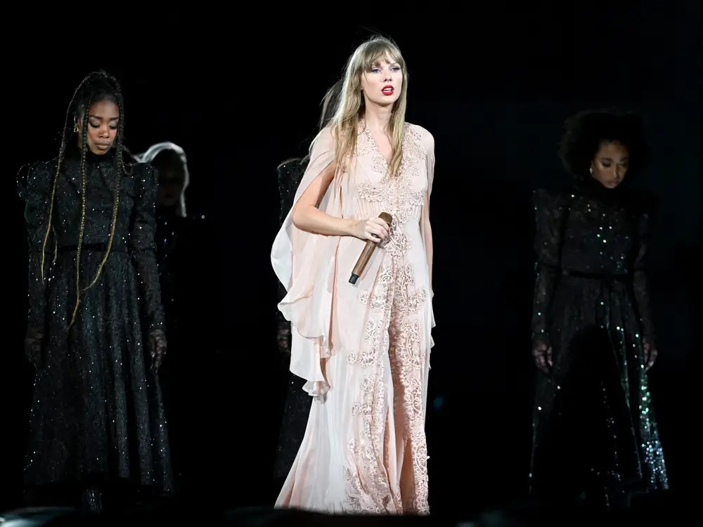 Trong buổi biểu diễn ở Denver, Colorado, Taylor Swift đã mặc chiếc váy màu kem, mang đậm chất "Folklore". Phần ren tạo thêm nét mới - lãng mạn và cổ điển, rất phù hợp với "người phụ nữ dám đứng lên vì tình yêu mà Swift đã tưởng tượng khi viết lời bài hát này .